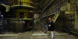 Εργαζόμενος ελέγχει τα επίπεδα ραδιενέργειας στον αντιδραστήρα 3 του πυρηνικού εργοστασίου του Τσέρνομπιλ