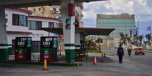 Βενζινάδικο στην Αβάνα της Κούβας με φόντο το κτίριο της πρεσβείας των ΗΠΑ στη χώρα