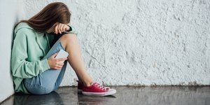 Κορίτσι που έχει υποστεί κυβερνοεκφοβισμό