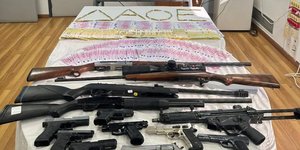 Κατασχέθηκαν όπλα και μετρητά κατά την εξάρθρωση του κυκλώματος