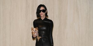 Η Ντέμι Μουρ στο fashion show FW26 του Gucci στο Palazzo Delle Scintille, στις 27 Φεβρουαρίου 2026, στο Μιλάνο