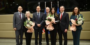 Ο Νίκος Δένδιας με την Κίμπερλι Γκίλφοϊλ και τα μέλη του Κογκρέσου