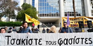 Οι διαδηλωτές έξω από το Εφετείο /Eurokinissi