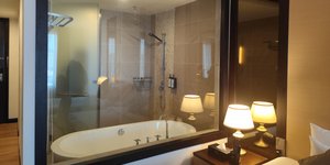 Μπάνιο με τζαμαρία σε δωμάτιο ξενοδοχείου