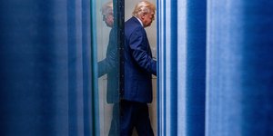 Ο πρόεδρος των ΗΠΑ, Ντόναλντ Τραμπ μελετά τις επιλογές του για το Ιράν