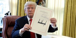 Οι ΗΠΑ σταματούν από αύριο Τρίτη την είσπραξη δασμών που κρίθηκαν παράνομοι από το Ανώτατο Δικαστήριο