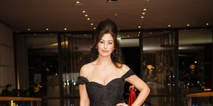 Η Δωροθέα Μερκούρη απογείωσε το μαύρο φόρεμα με το παπούτσι που ψηλώνει τα πόδια