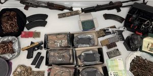 Αττική: Στα χέρια της ΕΛ.ΑΣ δύο άνδρες που κατείχαν σχεδόν 4 κιλά εκρηκτικής ύλης και όπλα