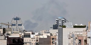 Καπνός υψώνεται στον ορίζοντα μετά από έκρηξη στην Τεχεράνη, Ιράν, το Σάββατο 28 Φεβρουαρίου 2026