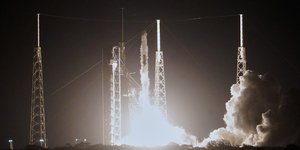 Η στιγμή της απογείωσης του πυραύλου που φέρει το διαστημόπλοιο Dragon με προορισμό τον Διεθνή Διαστημικό Σταθμό