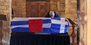 Λαικό προσκύνημα Ελένη Γλύκατζη Αρβελέρ