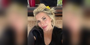 Η Ελένη Μενεγάκη με νάρθηκα στο δεξί χέρι