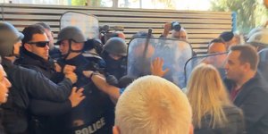 Ένταση στο Γενικό Κρατικό Νοσοκομείο Νίκαιας μεταξύ διαδηλωτών και ΜΑΤ