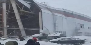 Εργοστάσιο αυτοκινήτων στη Ρωσία κατέρρευσε από τα χιόνια -Θρύψαλα οι εγκαταστάσεις, εγκλωβίστηκαν 2 εργαζόμενοι