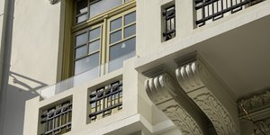 πρόσοψη κτιρίου 1925 μπαλκόνια παράθυρα 