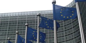 Σημαίες της ΕΕ έξω από το μέγαρο της Κομισιόν στις Βρυξέλλες