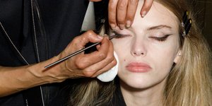 Eyeliner μετά τα 40: Πώς το φοράμε χωρίς να βαραίνει το βλέμμα