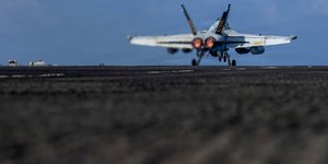 Μαχητικό F-35 απονηώνεται από αμερικανικό αεροπλανοφόρο στην Αραβική Θάλασσα κοντά στο Ιράν