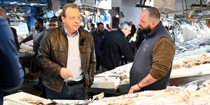 Στην ιχθυαγορά της Βαρβακείου ο Σωκράτης Φάμελλος