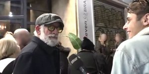 Ο Πέτρος Φιλιππίδης σε βραδινή έξοδο στο θέατρο