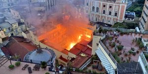 Πυρκαγιά κατέστρεψε το θέατρο Σανατζάρο της Νάπολης