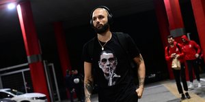 Ο Εβάν Φουρνιέ με στάμπα... Μπαρτζώκα στο μπλουζάκι του