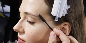 Baby brows: Η τάση στα φρύδια που έχει ήδη διχάσει τους beauty experts