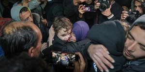 Συγκίνηση για τους πρώτους Παλαιστίνιους που επέστρεψαν στη Λωρίδα της Γάζας από την Αίγυπτο