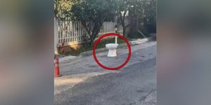 Ξεχάστε κώνους, καρέκλες ή καφάσια -Στον Γέρακα τοποθέτησαν... λεκάνη για να κρατήσουν θέση πάρκινγκ