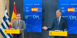 Ο Γιώργος Γεραπετρίτης σε κοινές δηλώσεις με τον Ισπανό ομόλογό του, Χοσέ Μανουέλ Άλμπαρες Μπουένο 