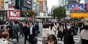 Το «μήνυμα» που διάβασαν οι αγορές ήταν ότι το Τόκιο δείχνει έτοιμο για ακόμη μεγαλύτερη δημοσιονομική χαλάρωση, σε μια χώρα με χρέος που ξεπερνά ήδη το 230% του ΑΕΠ / GETTY