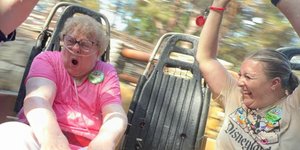 Η Suzanne Warnick μαζί με την εγγονή της, Heidi Francis, στο Grizzly River Run στην Disneyland 