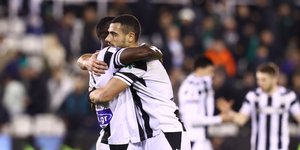 O Γιακουμάκης πανηγυρίζει με συμπαίκτη του