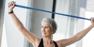 5 ασκήσεις σε όρθια θέση που αναδομούν τους μυς των χεριών γρηγορότερα από τα βάρη μετά τα 55