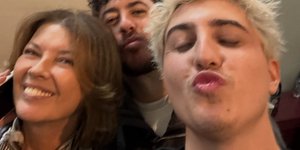 Ο Good Job Nicky με την μητέρα του Σοφία Αλιμπέρτη και τον αδερφό του Μιχαήλ Βαρθακούρη