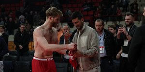 Ο Τόμας Γουόκαπ δίνει την φανέλα του στον Νόβακ Τζόκοβιτς / πηγή:intime