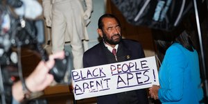 Το πλακάτ του δημοκρατικού βουλευτή Γκριν κατά την ομιλία Τραμπ στο Κογκρέσο