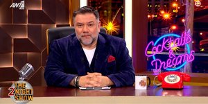 Ο Γρηγόρης Αρναούτογλου στην έναρξη της εκπομπής The 2Night Show 