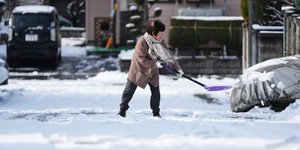 γυναικα καθαριζει χιονι