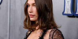 Η Χέιλι Μπίμπερ στην πρεμιέρα της ταινίας «Ανεμοδαρμένα Ύψη» στο Σίδνεϊ