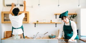 Άνδρας και γυναίκα στην Ιαπωνία καθαρίζουν στο σπίτι 