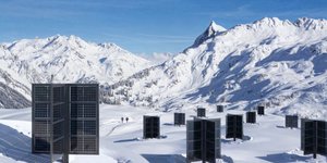 Ειδικοί ενεργοποιούν γιγαντιαίους καθρέφτες για να μετατρέψουν το χιόνι σε ενέργεια