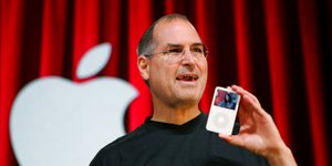 Ο Στιβ Τζομπς με το iPod / Φωτογραφία AP