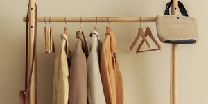 Παλτό κρεμασένα σε καλόγερο