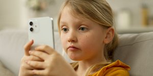 Παιδί με κινητό τηλέφωνο