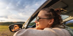 Νεαρή οδηγος στο τιμόνι