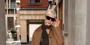 Στο Λονδίνο, η Άιρις Λο εκσυγχρονίζει την καμπαρντίνα με τολμηρό wide leg παντελόνι