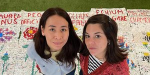 Οι Ισπανίδες καλλιτέχνιδες που πλέκουν με πλαστικές σακούλες/Φωτογραφία: Instagram/las_enganchadas