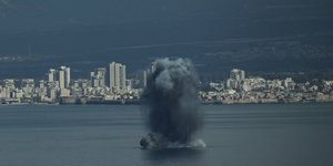 Ένα εισερχόμενο βλήμα εκρήγνυται πάνω από το νερό, καθώς το Ισραήλ αναχαιτεί επιθέσεις του κατά του Ιράν/ Φωτογραφία AP