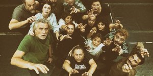 ηθοποιοι κοιτουν ψηλα